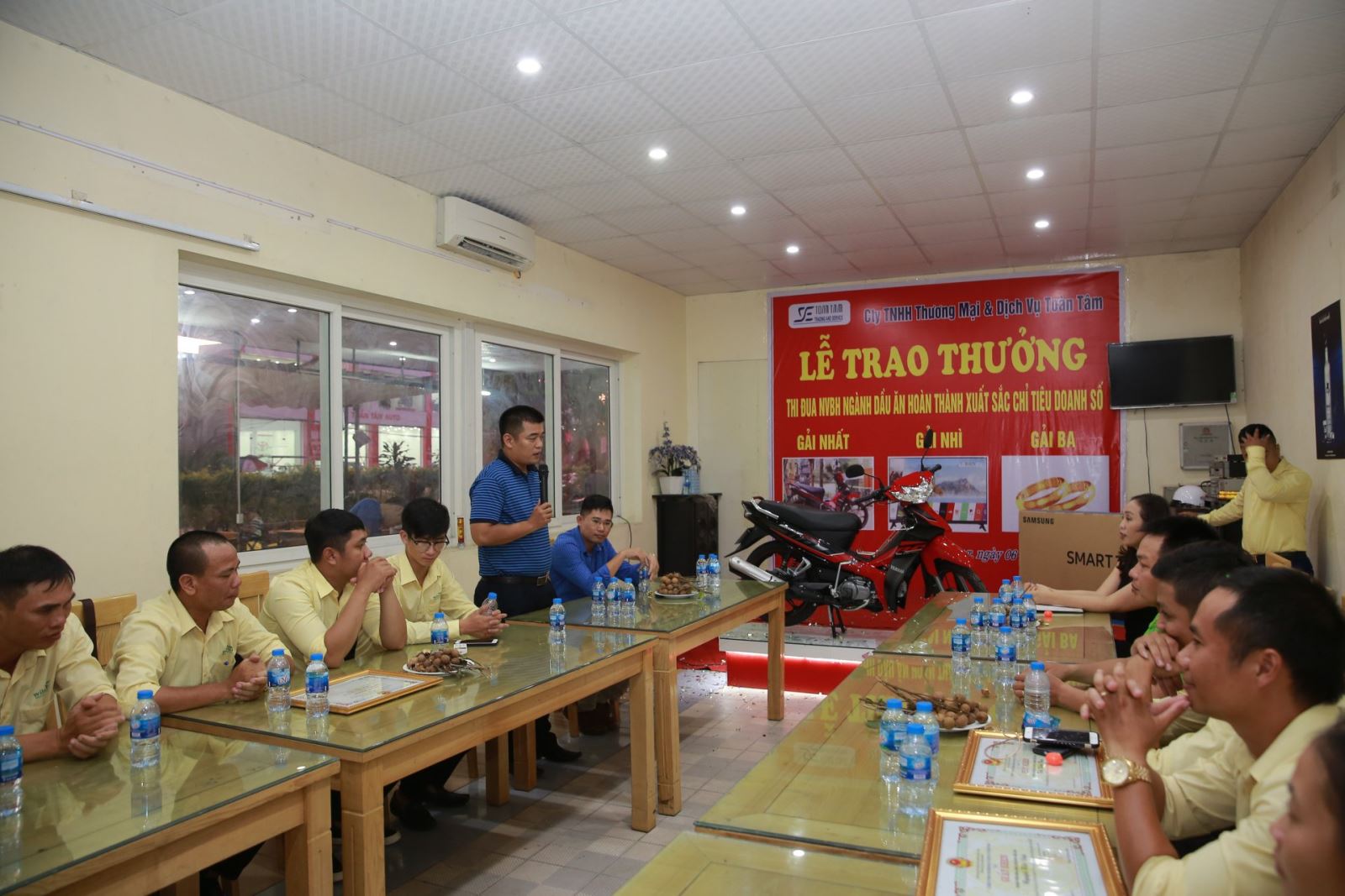 nhân viên bán hàng